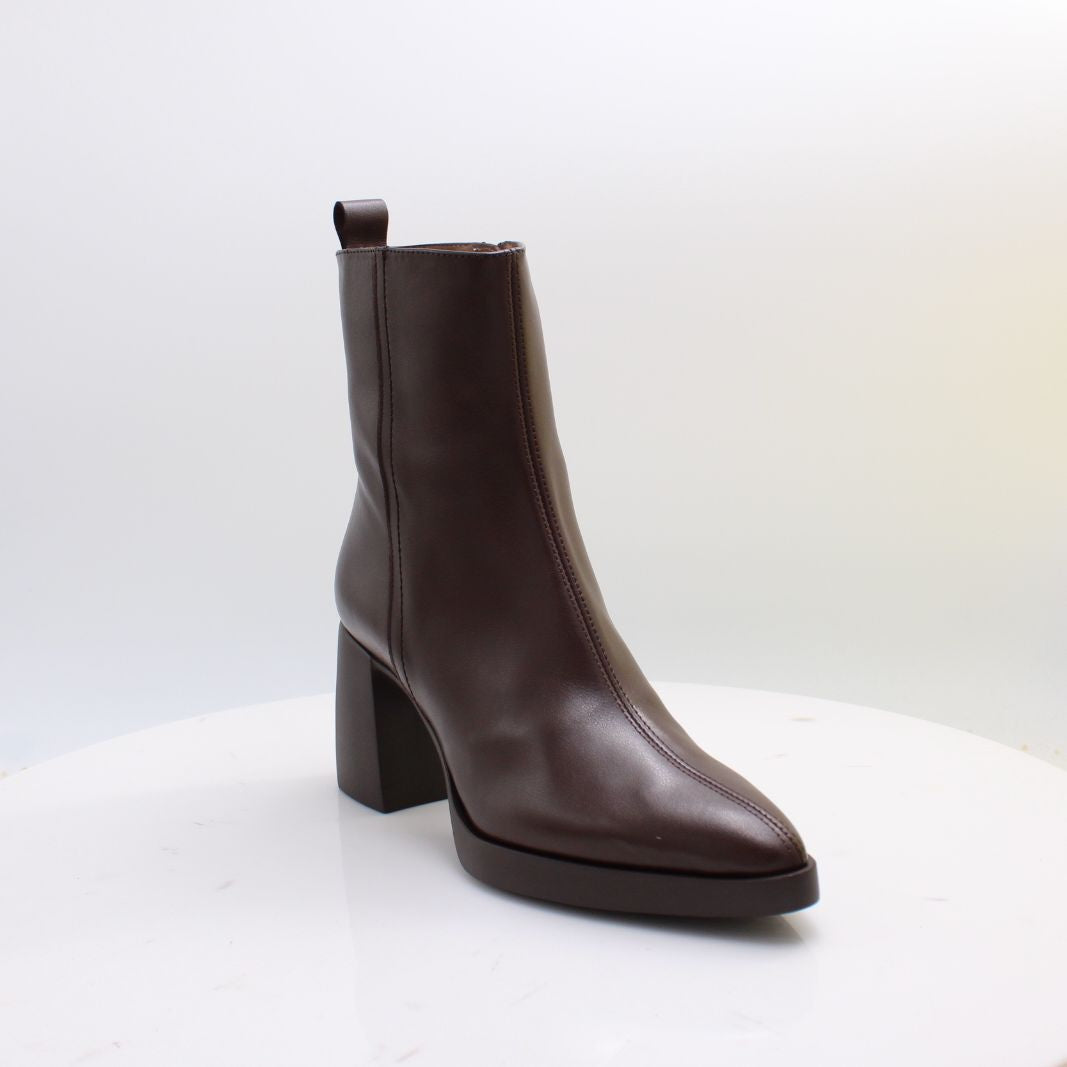 L-1601 WONDERS BOOTS 26