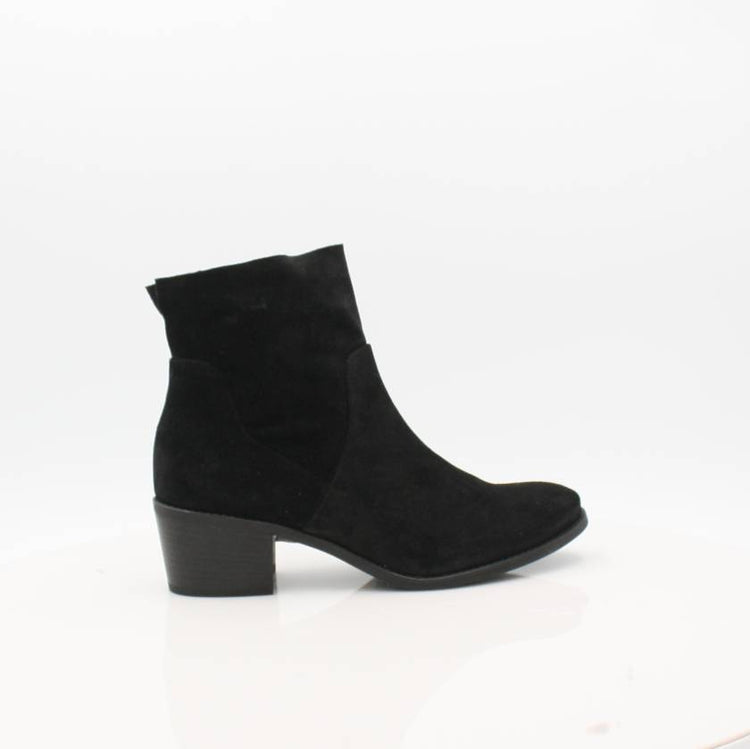 02 SOFT SUEDE BLACK
