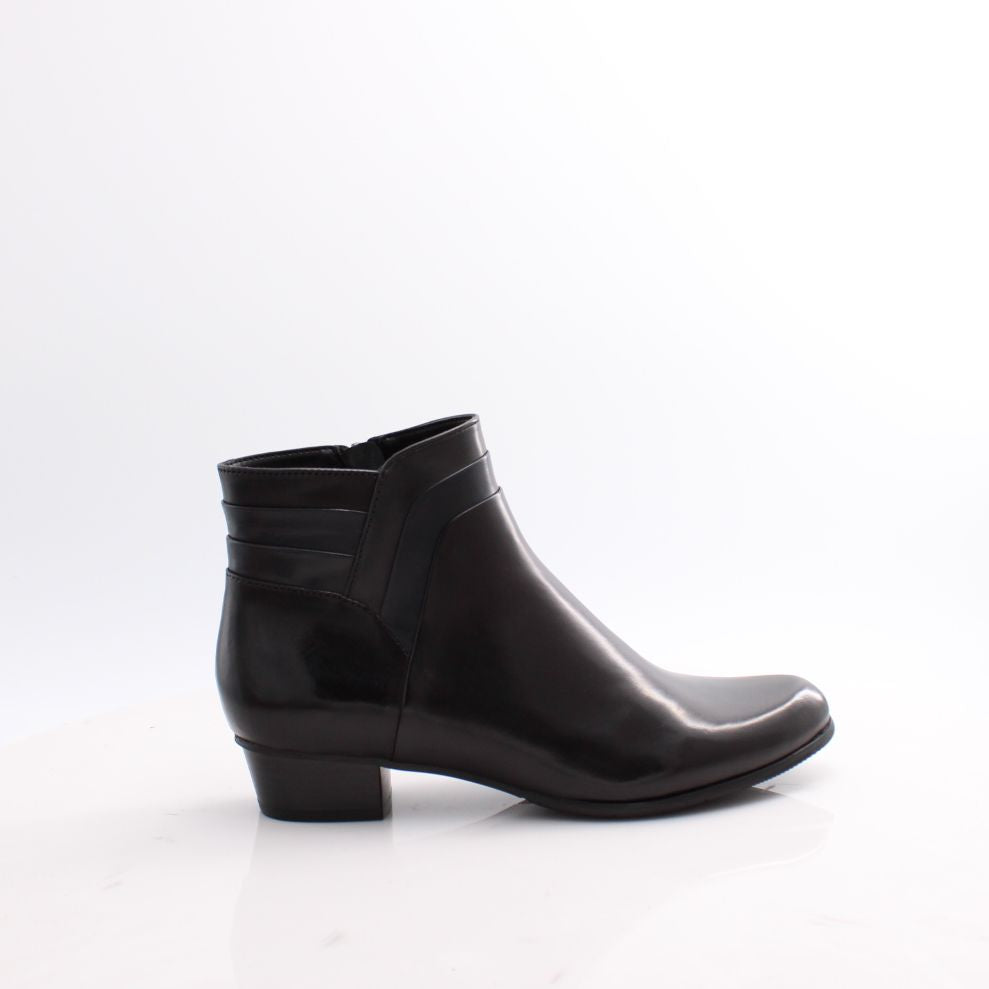 STEFANY-399 REGARDE LE CIEL