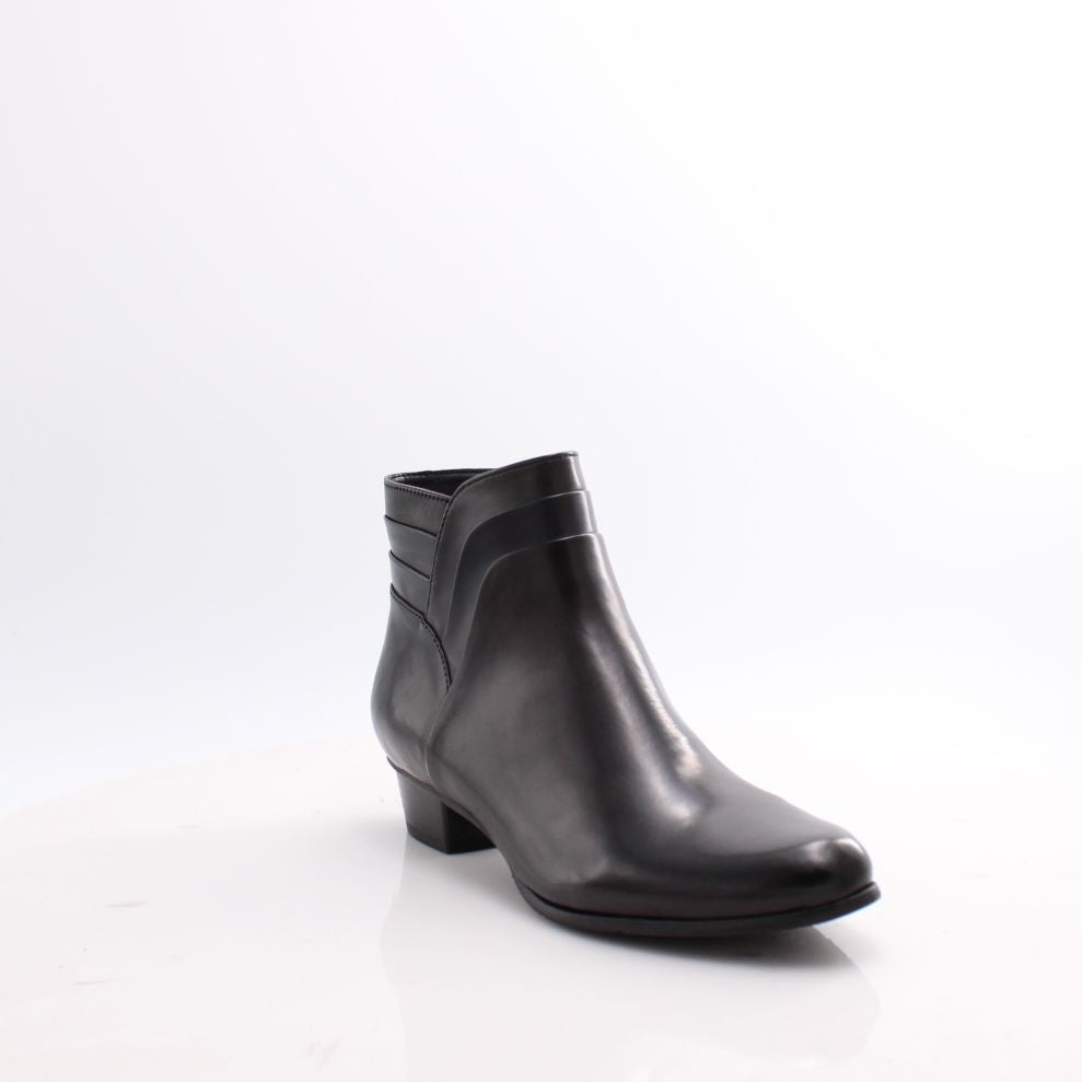 STEFANY-399 REGARDE LE CIEL